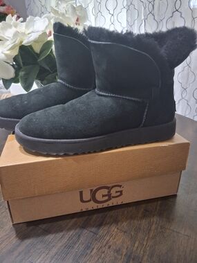UGG Classic Short Shearling Suede Boots - Black